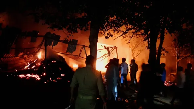 फर्रुखाबाद की कायमगंज मंडी में कूड़ा जलाने से पांच दुकानों में भीषण आग, लाखों का सामान खाक