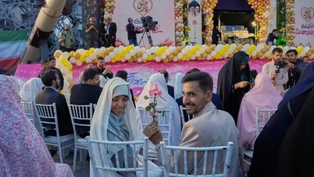 युद्ध के बीच तेहरान में सामूहिक निकाह, ‘कुर्बानी’ की शपथ लेकर शादी करने पहुंचे सैकड़ों जोड़े