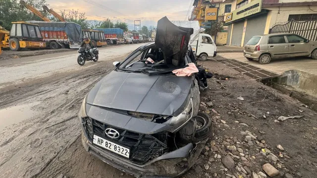 हिमाचल के मंडी में रफ्तार का कहर, कार सवार 3 युवकों की मौत व दो की हालत गंभीर; सड़क किनारे मशीनरी से हुई टक्कर