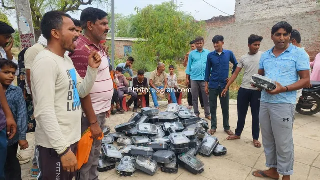 स्मार्ट मीटर पर फूटा गुस्सा, उखाड़कर लगा दिया ढेर, आगरा के अकोला में जबरदस्त प्रदर्शन