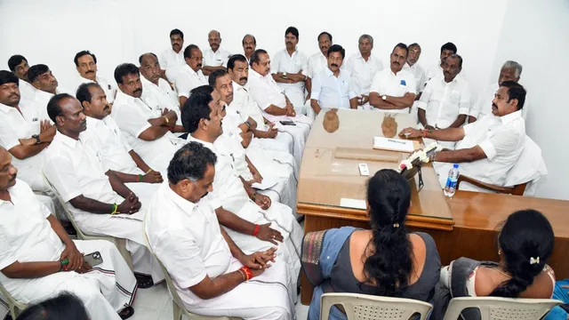 AIADMK में फूट का खतरा, 36 विधायकों ने पलानीस्वामी के खिलाफ की बगावत