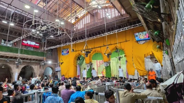 ठाकुर बांकेबिहारी मंदिर में नहीं सजा फूलबंगला, गर्मी में मायूस लौटे भक्त; भीड़ में जूझते हुए दर्शन करने पहुंचे श्रद्धालु