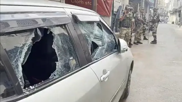 बंगाल: आसनसोल में लाउडस्पीकर बंद कराने पहुंची पुलिस पर पथराव, थाने में तोड़फोड़