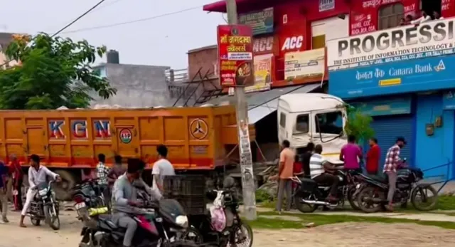 देवरिया के तरकुलवा में दो ट्रकों की जोरदार भिड़ंत, चालक गंभीर रूप से घायल