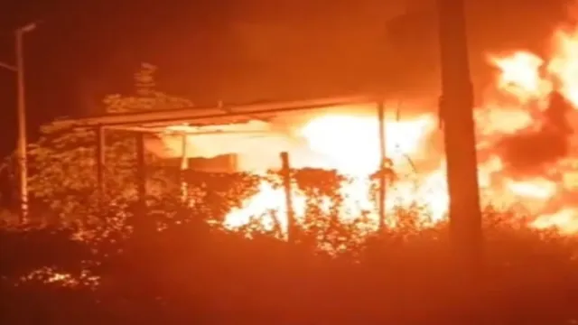 वाराणसी के सेवापुरी में मत्स्य पालन केंद्र में लगी आग से लाखों का सामान जलकर हुआ खाक