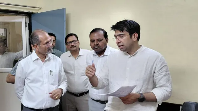हाथरस डीएम का सख्त निर्देश: विकास कार्य समय पर हों, अवैध कॉलोनियों पर लगे रोक