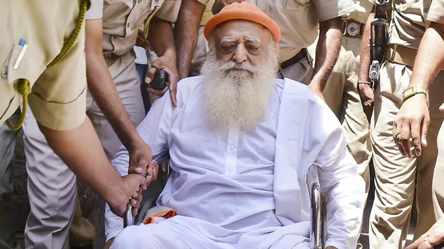 राजस्थान हाई कोर्ट के आदेश के बाद आसाराम ने किया सरेंडर, एयरपोर्ट पर समर्थकों की लगी भीड़नोट