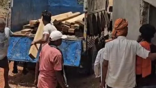 कोडरमा में वन विभाग की बड़ी कार्रवाई, SP आवास के पीछे से 20 लाख की अवैध लकड़ी जब्त; दो तस्कर गिरफ्तार