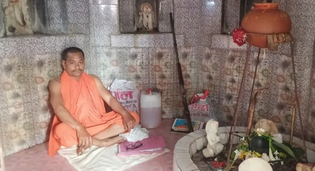 लखीमपुर में पूर्व ब्लाक प्रमुख ने दी आत्महत्या की धमकी, लाइसेंसी बंदूक व पेट्रोल के साथ खुद को मंदिर में किया बंद