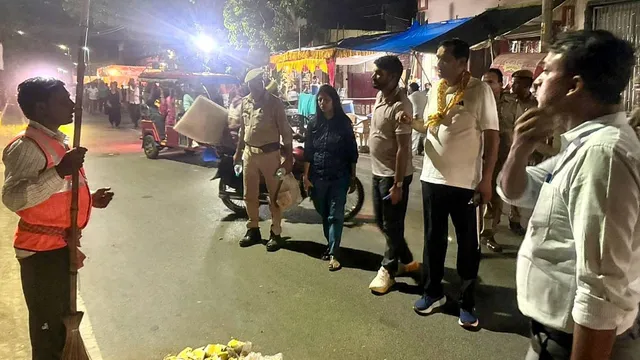 देर रात में पैदल चले DM सीपी सिंह, गोवर्धन परिक्रमा की जमीनी हकीकत परखी
