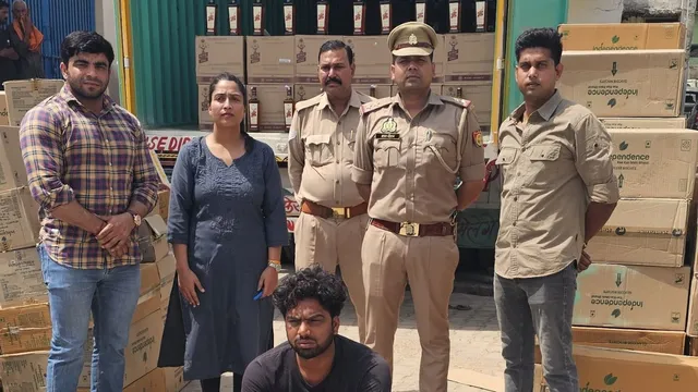 बिस्किट के कार्टन में हरियाणा मार्का शराब ला रहा था तस्कर, मथुरा में पकड़ा