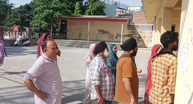 ऊना के संतोषगढ में वोटिंग के दौरान खराब हो गई EVM, मतदाताओं को करना पड़ा इंतजार