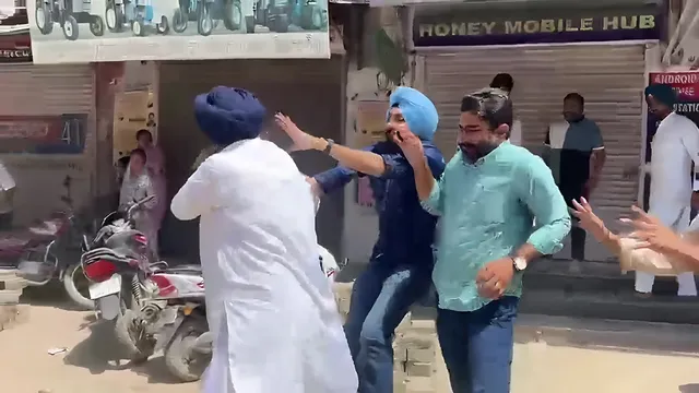 पंजाब नगर काउंसिल चुनाव: गिद्दड़बाहा में वोटिंग के बीच बवाल, AAP-SAD समर्थकों में मारपीट; बूथ पर मची अफरा-तफरी