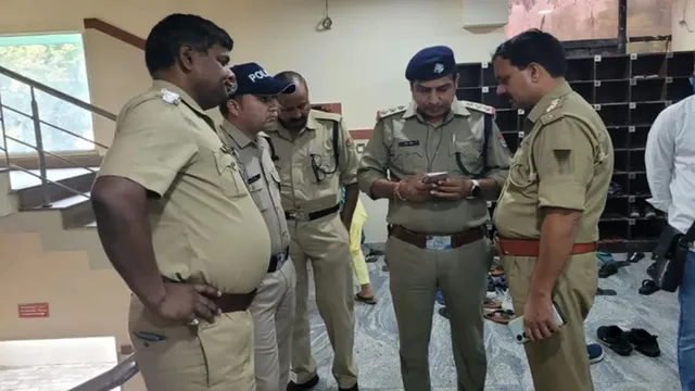 बंगाल के बहरमपुर में पुलिस की बड़ी कार्रवाई, TMC नेता के करीबी के घर से पिस्तौल, कारतूस और मैगजिन बरामद