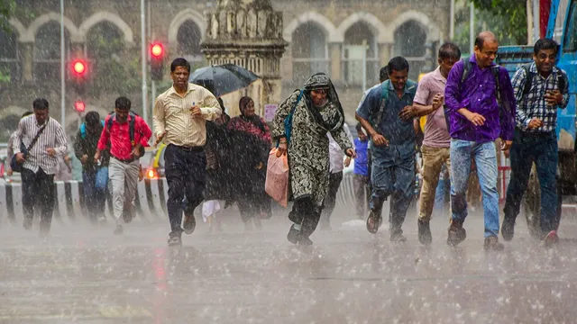 यूपी-बिहार में आंधी-बारिश और वज्रपात का कहर, 44 की मौत; दिल्ली-NCR में आज तूफान का अलर्ट