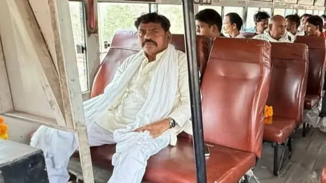 राज्यमंत्री संजीव गोंड़ ने रोडवेज बस से किया रेणुकूट का दौरा, जनता और कार्यकर्ताओं से की बातचीत