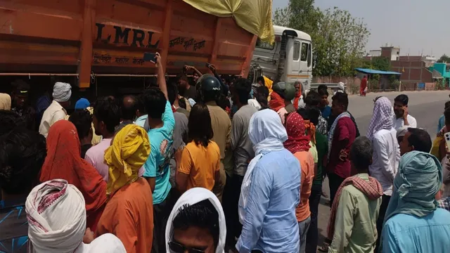 मीरजापुर में महुली चौराहे पर दर्दनाक हादसा, टेलर की चपेट में आने से दंपती की मौत, दो बच्चे बचे