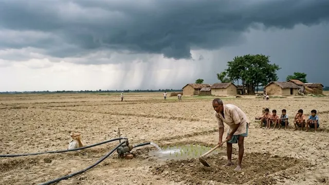 पश्चिमी चंपारण : मानसून के इंतजार में किसान, कम बारिश की आशंका के बीच पंप सेट के सहारे धान की नर्सरी की तैयारी शुरू