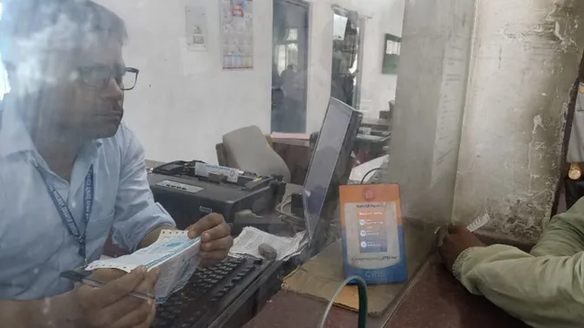 ऑनलाइन पेमेंट से रेलवे टिकट लिया तो नहीं बदल पाएंगे यात्रा की तारीख! यात्र‍ियों ने कहा- अलग नियम क्यों?