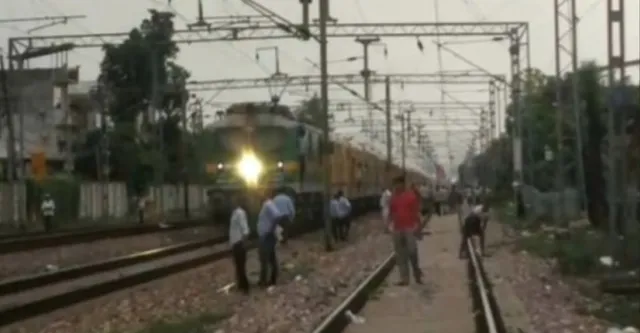 Delhi-Howrah Rail Route Disrupted: ओएचई लाइन में फंसी बोरी, 20 मिनट रुकी ट्रेन; मैनपुरी लाइन पर गिरा पेड़