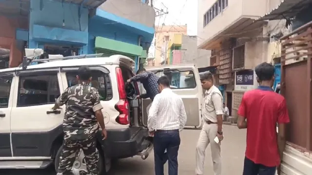 झरिया में निजी बैंक एजेंटों की बर्बरता: लोन रिकवरी के लिए दुकानदार को पीटा, पत्नी से अभद्रता; दो गिरफ्तार