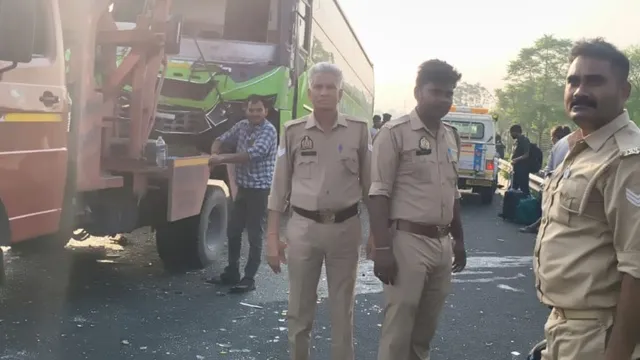 आगरा-लखनऊ एक्सप्रेसवे पर एक के बाद एक तीन हादसे, 13 घायल; मचती रही चीखपुकार