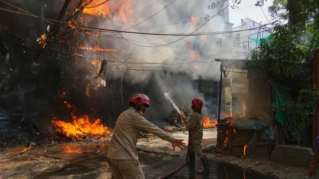 🚨 21 मौतों के बाद दिल्ली में बड़ा एक्शन! 10,000 होटल, रेस्तरां और गेस्टहाउस की जांच शुरू