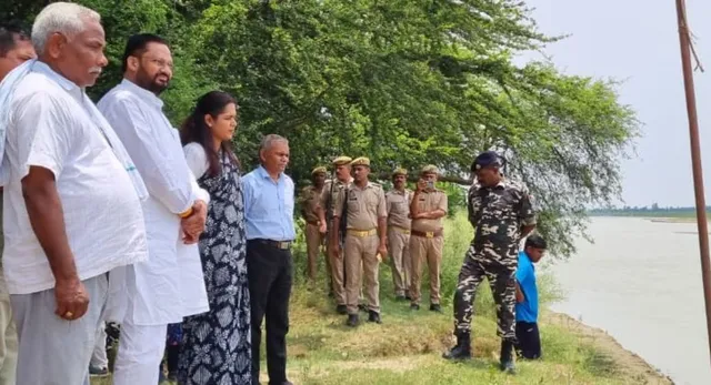 राप्ती नदी में देखीं बाढ़ से पहले की तैयारियां, SDRF टीम ने डूबते व्यक्ति को बचाने का किया अभ्यास