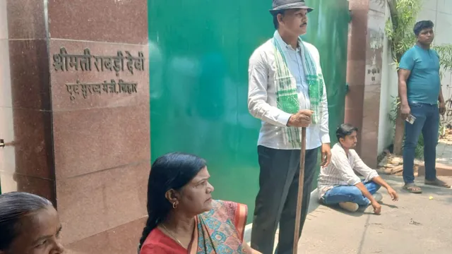 सुरक्षा लौटाने पर सियासी जंग; राबड़ी आवास पर कार्यकर्ताओं ने संभाला मोर्चा, लाठी लेकर मुस्‍तैद