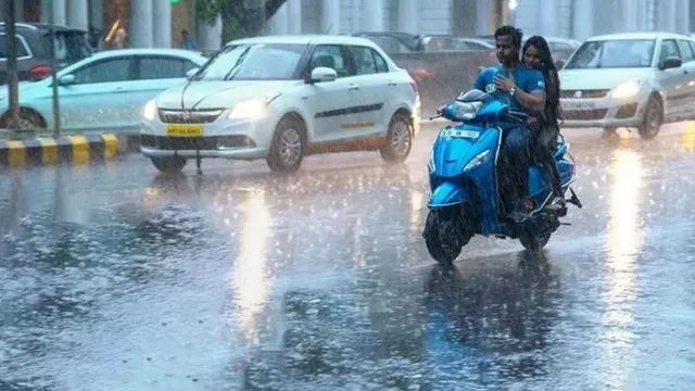 Agra Weather: उमस और धूप से बेहाल लोगों पर बरसीं राहत की बूंदें, ताजनगरी का मौसम जून के महीने में हुआ सुहाना