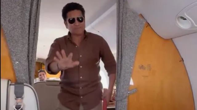फ्लाइट में ही क्रिकेट खेलने लगे सचिन तेंदुलकर, बेटी सारा को दे दिया चैलेंज; फिर जो हुआ वो हो गया वायरल