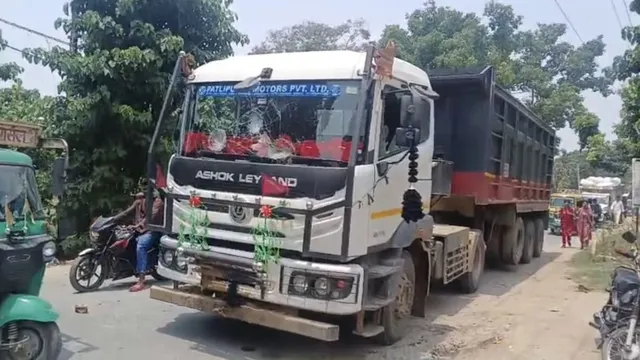 आरा में डंपर ने स्कूटी को कुचला, झारखंड पुलिस के दरोगा की पत्नी की मौत; पति भी घायल