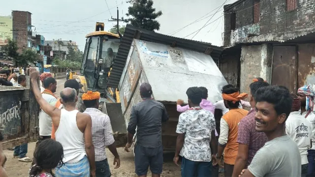 पश्चिम चंपारण में बुलडोजर के डर से खुद हटे अतिक्रमणकारी, टिन शेड और छज्जे ध्वस्त