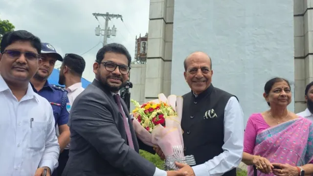 पहली बार IFS की जगह राजनेता दिनेश त्रिवेदी बने बांग्लादेश में भारत के नए उच्चायुक्त, खुद ट्रॉली बैग उठाकर पार की सीमा