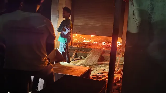 लोहरदगा के कुडू में फर्नीचर शोरूम में लगी भीषण आग, लाखों का सामान जलकर राख