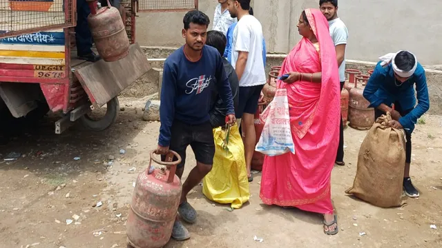 सोनभद्र में घरेलू गैस सिलिंडर के लगातार बढ़ते दामों से गड़बड़ाने लगा रसोई का बजट