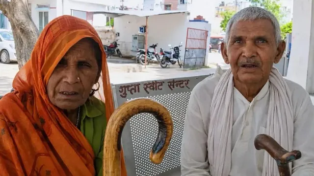 80 साल की उम्र में भूखा रख रहा बेटा… हाथरस पुलिस से फरियाद लगाने पहुंचे बुजुर्ग दंपती, खाकी ने की कार्रवाई