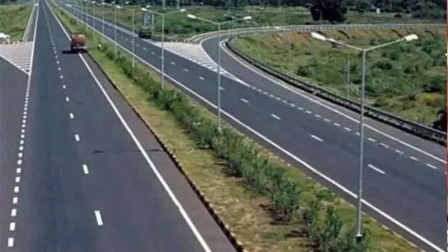 गंगा और आगरा-लखनऊ एक्सप्रेसवे पर अधिक टोल वसूली, 90 की बजाय वसूले जा रहे 120 रुपये