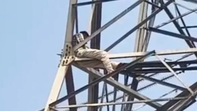 मऊ में प्रेमिका के शादी से इंकार करने पर टावर पर चढ़ा युवक, थाने में युवती को बुलाकर पुलिस कर रही पंचायत