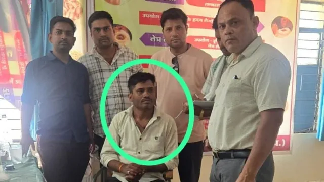 सागर में पटवारी को 10000 रुपये रिश्वत लेते लोकायुक्त ने रंगेहाथ दबोचा, जमीन नामांतरण के लिए मांगी थी घूस