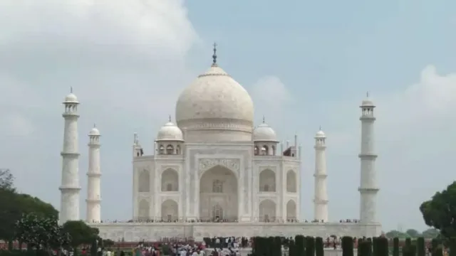 ताजमहल में VIP एंट्री की पोल खोलने निकलीं ASI अधीक्षण पुरातत्वविद, लपके ने बना लिया शिकार