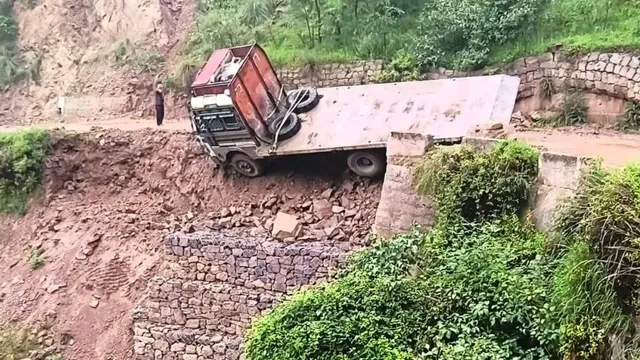 जम्मू-कश्मीर के उधमपुर में रोड की बदहाली बनी हादसों की वजह, सड़क किनारे लुढ़का ट्राला