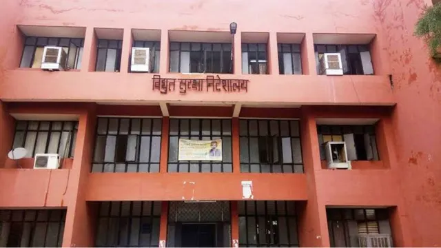 लखनऊ के लेवाना अग्निकांड में सहायक निदेशक विद्युत सुरक्षा हुए थे निलंबित, अलीगंज के प्रकरण में अब तक कार्रवाई नहीं