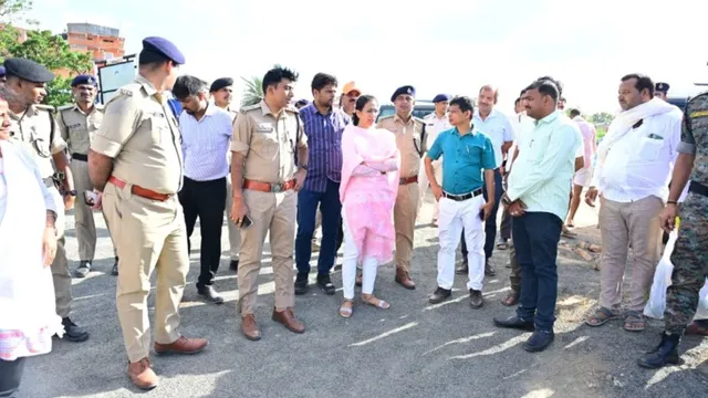 बाबाधाम व बासुकीनाथ जाने वाले कांवरियों के लिए सज रहे भागलपुर के गंगा घाट, जायजा लेने जमीन पर उतरीं DM अलंकृता पांडेय