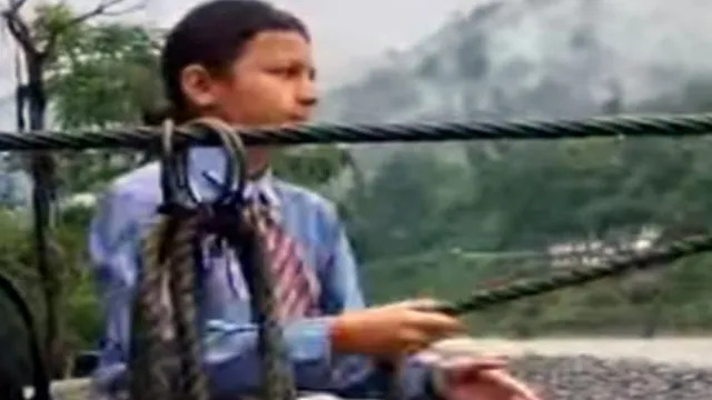 बागेश्वर में नौ साल से जान हथेली पर रखकर स्कूल जा रहे बच्चे, गरारी के सहारे पार कर रहे रामगंगा