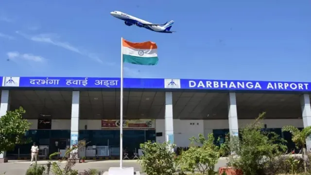 टिकट हाथ में, अचानक उड़ान रद्द… दरभंगा एयरपोर्ट पर स्पाइसजेट के खिलाफ यात्रियों का फूटा गुस्सा