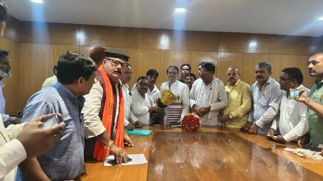 धनबाद कांग्रेस में सियासी घमासान: प्रदेश प्रभारी के सामने संतोष सिंह पर बरसे विरोधी, समर्थकों ने किया बचाव
