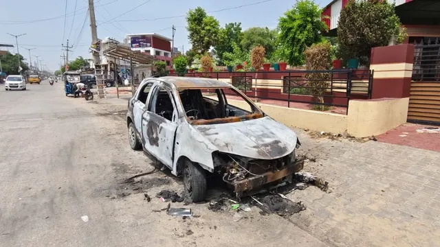 फतेहाबाद के भट्टू रोड पर खड़ी कार में लगी आग, बाल-बाल बचे दो युवक
