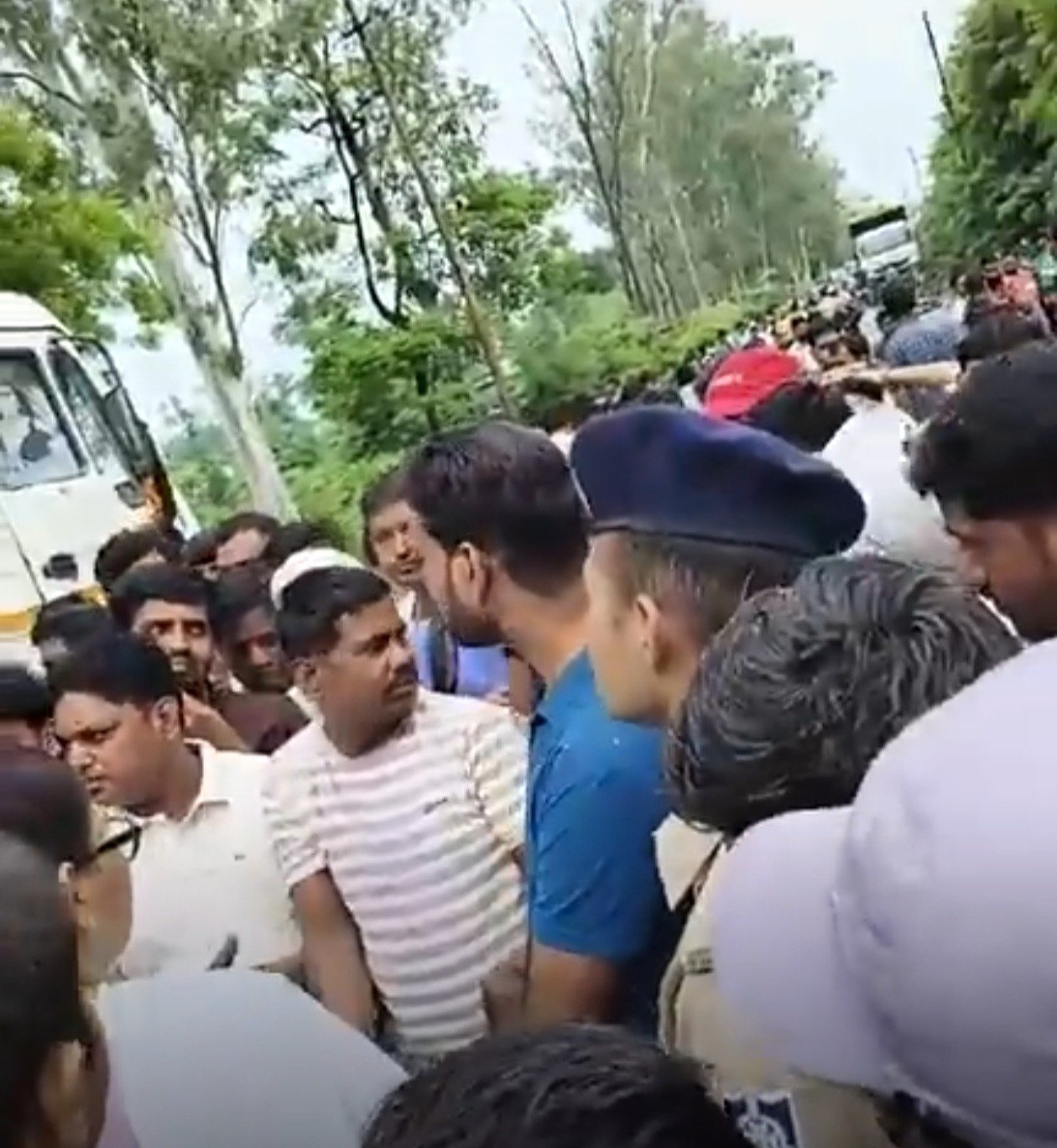सिंगरौली: अमलोरी महुआ मोड़ पर बाइक सवार दो युवक को ट्रेलर ने रौंदा, गंभीर रूप से घायल