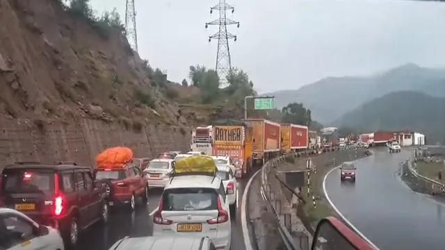 मूसलाधार बारिश का कहर, कई जगह भूस्खलन के बाद जम्मू-श्रीनगर हाईवे बंद, हजारों यात्री फंसे